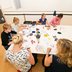 Vorschau: Besucher kreativ in der Ausstellung. Foto: Mohssen Assanimoghaddam