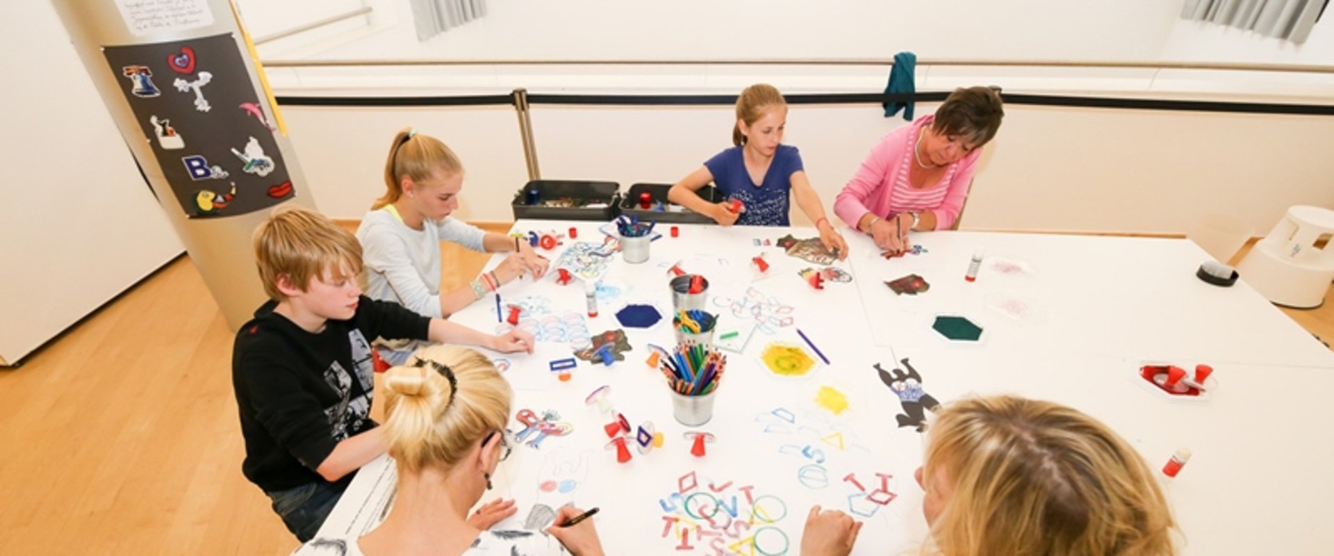 Besucher kreativ in der Ausstellung. Foto: Mohssen Assanimoghaddam