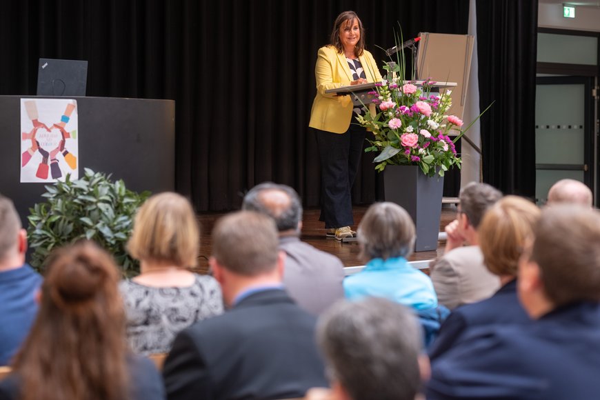 Stadtbaurätin Christine-Petra Schacht hält eine Rede. Foto: Sascha Stüber
