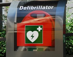 Defibrillator. Foto: H.D.Volz/Pixelio.de