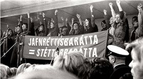 Isländische Frauen demonstrieren und strecken die Fäuste in die Luft. Foto: Rise and Shine Cinema