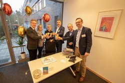 Eröffneten das Büro der Wirtschaftsförderung im TGO (von links): TGO-Aufsichtsratsvorsitzender Bernhard Ellberg, Patricia Baasch und Kathrin Siemer (Mitarbeiterinnen der Wirtschaftsförderung), Oberbürgermeister Jürgen Krogmann, Ralph Wilken (Leiter der Wirtschaftsförderung) sowie TGO-Geschäftsführer Jürgen Bath. Foto: Sascha Stüber