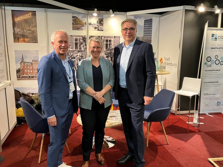 Freuten sich über ein erstes Kennenlernen (von links): Ralph Wilken (Leiter Wirtschaftsförderung), Roelien Kamminga (neue Bürgermeisterin der Stadt Groningen) und Oberbürgermeister Jürgen Krogmann. Foto: Stadt Oldenburg