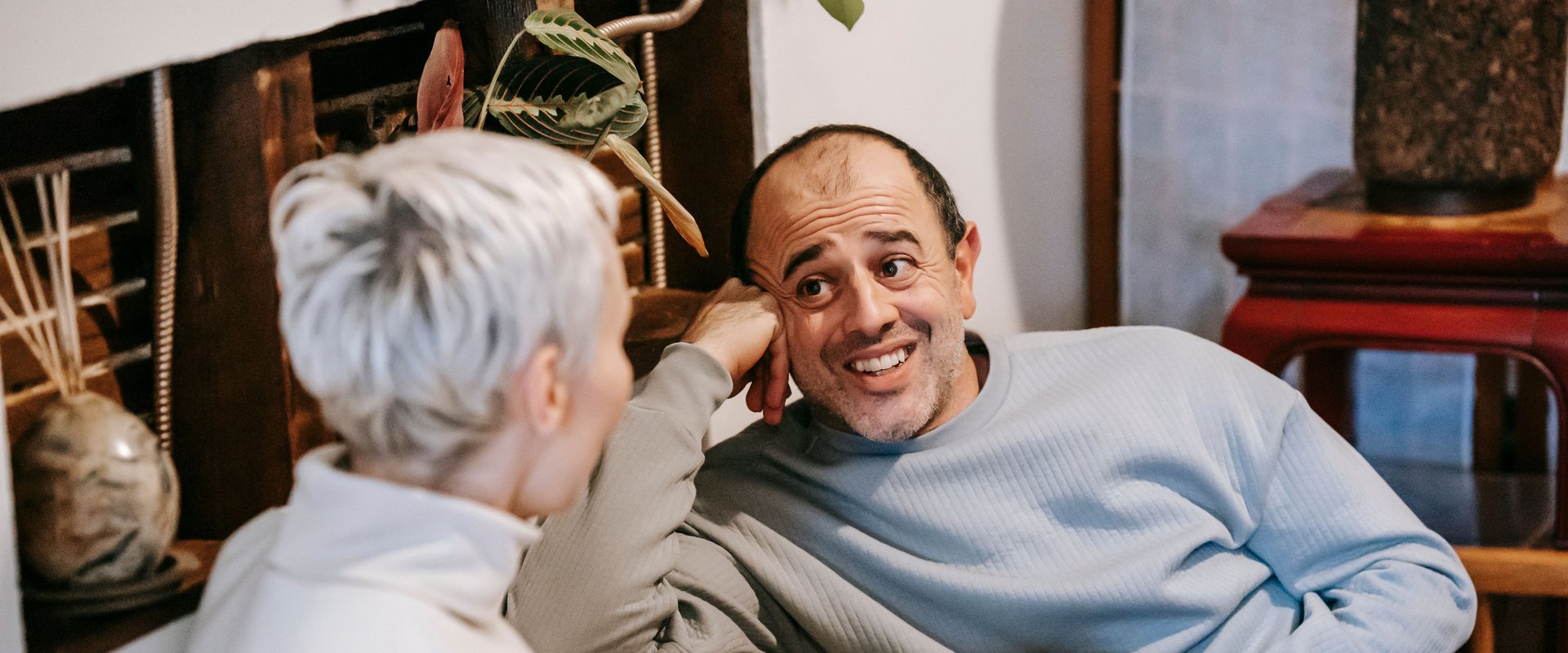 Eine Frau und ein Mann unterhalten sich mit Kaffeetrinkern. Foto: Gary Barnes/Pexels