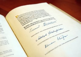 Aufgeschlagene Seite im Grundgesetz mit Unterschriften. Foto: Deutscher Bundestag/Sylvia Bohn