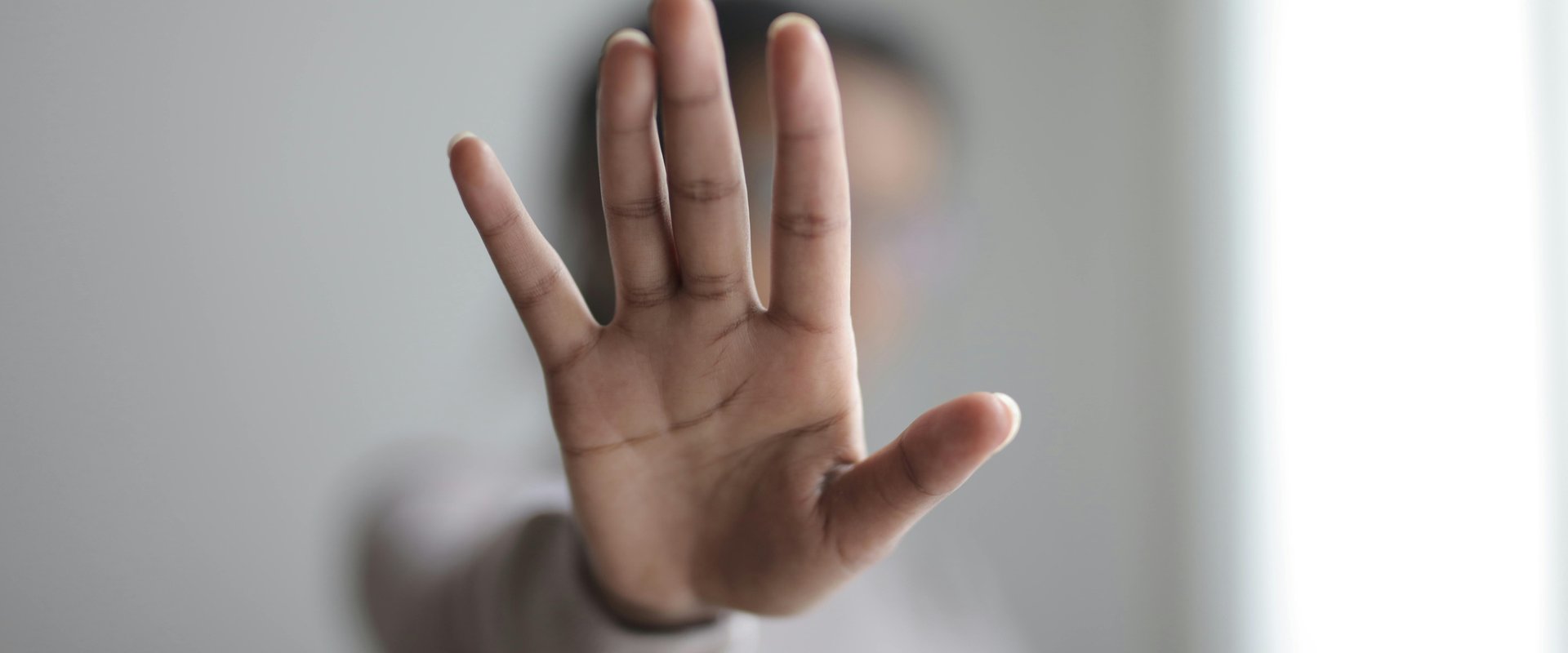 Hand in Abwehrhaltung Foto: Andrea Piacquardio/pexels