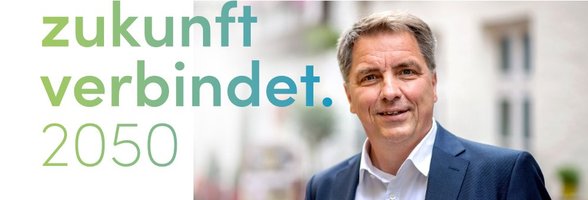 Oberbürgermeister Jürgen Krogmann und der Slogan „zukunft verbindt. 2050“. Foto: Hauke-Christian Dittrich 
