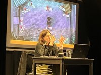 Sarah Jäger liest auf der Bühne des Wilhelm13. Foto: Literaturhaus Oldenburg