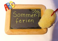 Schiefertafel mit der Aufschrift „Sommerferien“. Foto: Stephanie Hofschläger/Pixelio