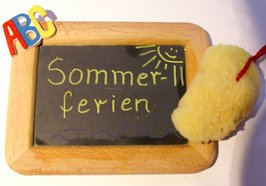 Schiefertafel mit der Aufschrift „Sommerferien“. Foto: Stephanie Hofschläger/Pixelio