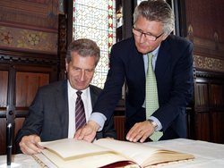 EU-Kommissar Günther Oettinger (links) beim Eintrag in das Goldene Buch der Stadt Oldenburg. Foto: Stadt Oldenburg