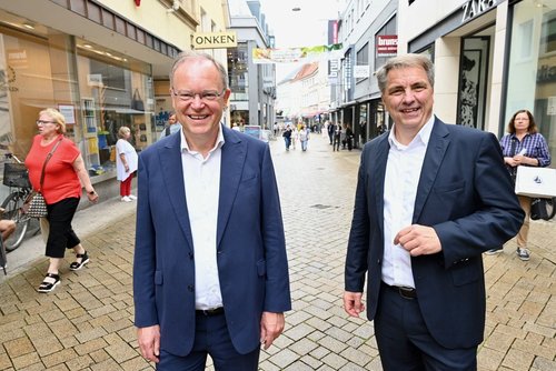 Gute Laune beim Gang durch die Innenstadt: Ministerpräsident Stephan Weil und Oberbürgermeister Jürgen Krogmann. Foto: Sascha Stüber