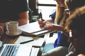 Teammeeting mit Notizen, Laptop und Kaffee. Foto: Pixabay