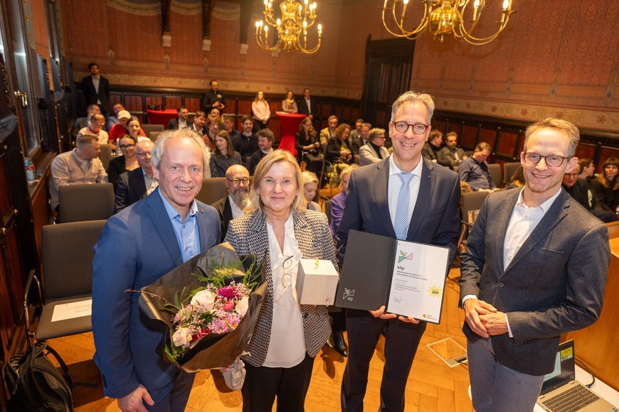 Übergabe des klip 26 in der Kategorie „große Unternehmen" (von links): Ralph Wilken, Heike Blankenstein, Stefan Bolik, Björn Schaeper. Foto: Sascha Stüber