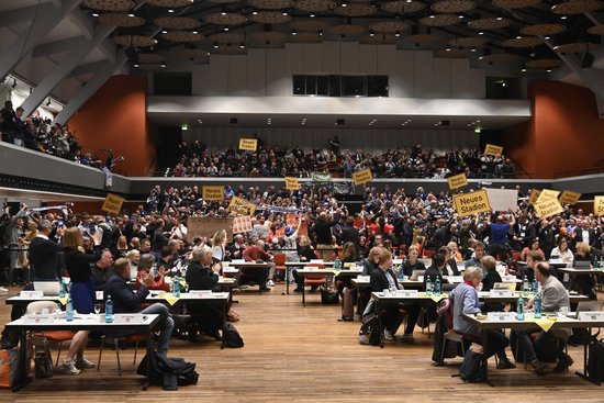 Am 15. April 2024 fiel die Grundsatzentscheidung für den Neubau eines Stadions vor großer Kulisse in der mittlerweile abgerissenen Kongresshalle. Nun tagt der Stadtrat am 1. Juni in der Aula der Cäcilienschule. Foto: Sascha Stüber Foto: Sascha Stüber