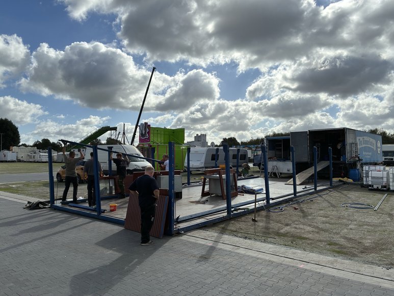 Das Schankzelt „Im Ammerländer“ beim Aufbau am 22. September 2026. Foto: Stadt Oldenburg