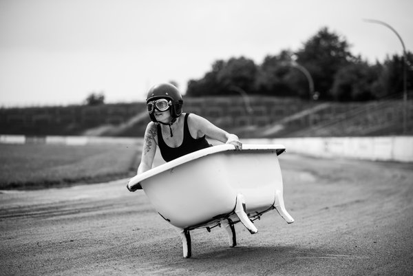 Frau mit Motorradhelm in einer Badewanne. Foto: Carola Bührmann Frau mit Motorradhelm in einer Badewanne. Foto: Carola Bührmann