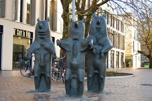 Die Drei Bären auf dem Schlossplatz von Paul Halbhuber. Die Drei Bären auf dem Schlossplatz von Paul Halbhuber.