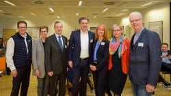 Beim 3. Fachkräfte-Forum: v.l. J. Högemann (einfach.effizient), Dr. K. Friedrich (GoGreat community), Dr. T. Müller (Agentur für Arbeit), Oberbürgermeister J. Krogmann, Moderatorin M. Kretschmer, A. Cornelius-Uerlich und Dr. H. Uerlich. Foto: Thorsten Helmerichs