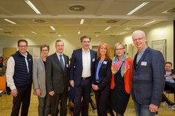 Beim 3. Fachkräfte-Forum: v.l. J. Högemann (einfach.effizient), Dr. K. Friedrich (GoGreat community), Dr. T. Müller (Agentur für Arbeit), Oberbürgermeister J. Krogmann, Moderatorin M. Kretschmer, A. Cornelius-Uerlich und Dr. H. Uerlich. Foto: Thorste Beim 3. Fachkräfte-Forum: v.l. J. Högemann (einfach.effizient), Dr. K. Friedrich (GoGreat community), Dr. T. Müller (Agentur für Arbeit), Oberbürgermeister J. Krogmann, Moderatorin M. Kretschmer, A. Cornelius-Uerlich und Dr. H. Uerlich. Foto: Thorsten Helmerichs