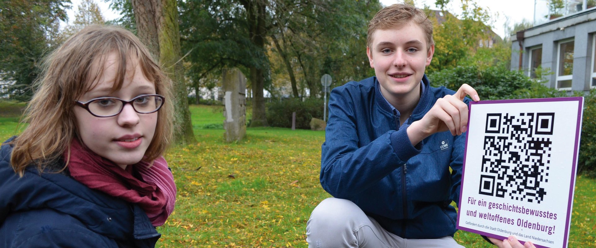 Schüler der IGS Flötenteich mit den QR-Codes zu den Internetseiten. Foto: Stadt Oldenburg