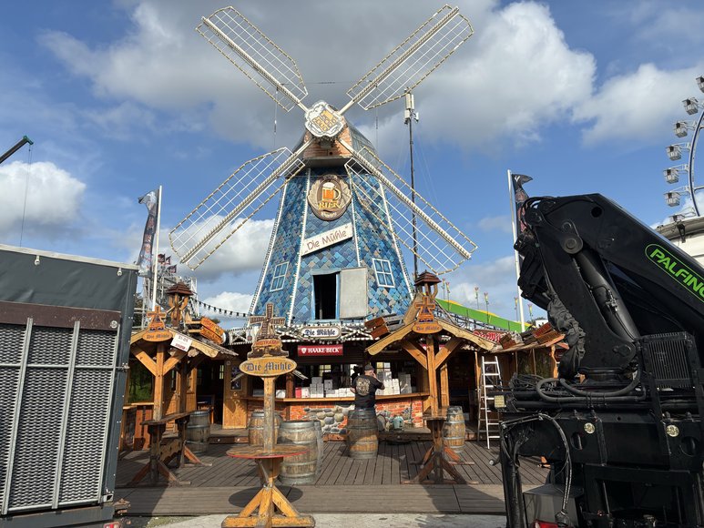 Der Ausschank „Die Mühle“ beim Aufbau am 26. September 2026. Foto: Stadt Oldenburg