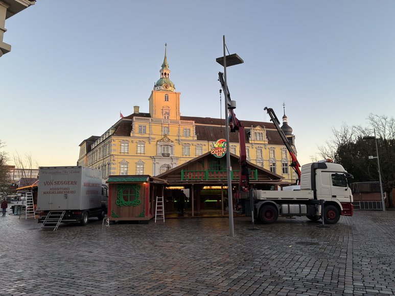 Sascha Stüber Der Schriftzug „Home Sweet Elf“ wird am Feuerzangenbowlenstand auf dem Schloßplatz angebracht. Foto: Sascha Stüber