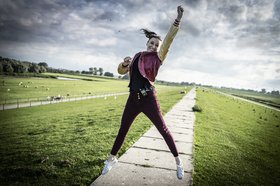 Annie Heger. Titelbild „Sei der Wind, nicht das Fähnchen“. Foto: Jan Jagusch