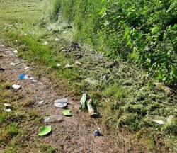 Müll auf Grünfläche am Kleinen Bornhorster See. Foto: Stadt Oldenburg