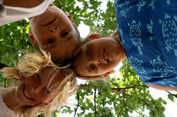 Drei Kinder. Foto: Stephanie Hofschlaeger/Pixelio.de