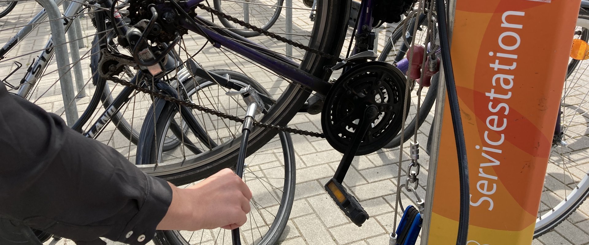 Fahrrad-Reparaturstation mit einem defekten Fahrrad am Haltepunkt Wechloy. Stadt Oldenburg