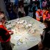 Vorschau: Viele Personen betrachten die Karte der Stadt Oldenburg mit den bereits lokalisierten Anmerkungen. Foto: Hauke-Christian Dittrich