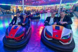 Spaß im Autoscooter auf dem Kramermarkt hatten am 27. September (von links) Niedersachsens Ministerpräsident Olaf Lies, Landtagspräsidentin Hanna Naber, Oberbürgermeister Jürgen Krogmann und Schleswig-Holsteins Ministerpräsident Daniel Günther. Fot Spaß im Autoscooter auf dem Kramermarkt hatten am 27. September (von links) Niedersachsens Ministerpräsident Olaf Lies, Landtagspräsidentin Hanna Naber, Oberbürgermeister Jürgen Krogmann und Schleswig-Holsteins Ministerpräsident Daniel Günther. Foto: Sascha Stüber