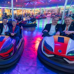 Spaß im Autoscooter auf dem Kramermarkt hatten am 27. September (von links) Niedersachsens Ministerpräsident Olaf Lies, Landtagspräsidentin Hanna Naber, Oberbürgermeister Jürgen Krogmann und Schleswig-Holsteins Ministerpräsident Daniel Günther. Foto: Sascha Stüber