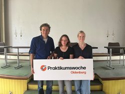 Klaas Knabe vom Fachdienst Standortmarketing und die Bachelor-Studentin Joe-Lina Marienfeld (rechts im Bild) führen die Praktikantin Anna Fohrmann durch das ehemalige Offizierskasino auf dem Fliegerhorst. Foto: Stadt Oldenburg