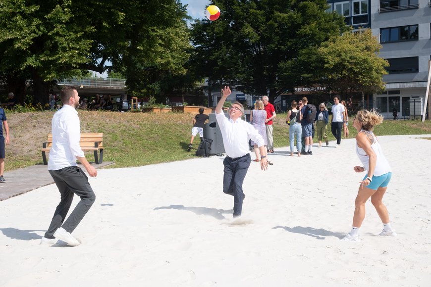 Innenstadtmanager Steffen Trawinski (von links), Oberbürgermeister Jürgen Krogmann und Trainerin Katja Nößer beim Volleyball spielen. Foto: Sascha Stüber