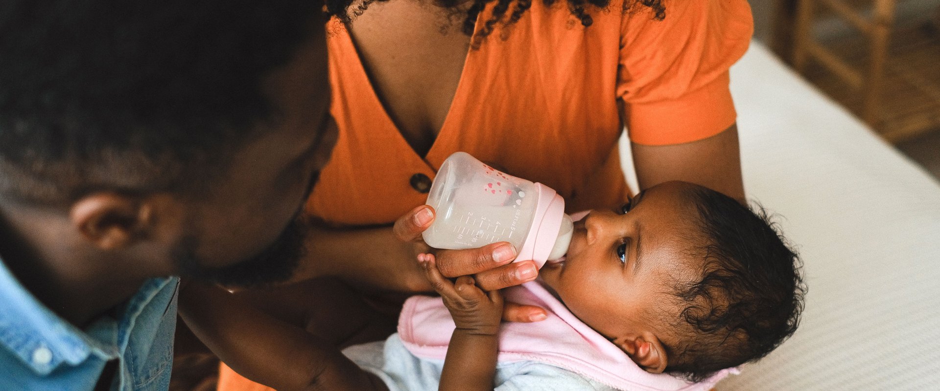 Baby trinkt aus der Flasche auf dem Arm der Mutter. Foto: Anna Shvets/Pexels