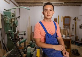 Ein junger Mann macht ein Praktikum in einer Schreinerei. Foto: stafftastic