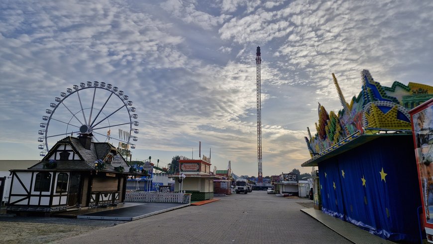 Der Aufbau am 23. September 2024 mit Blick in Richtung Nordic Tower und Riesenrad. Foto: Stadt Oldenburg