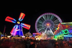 Mühle und Riesenrad auf dem Oldenburger Kramermarkt 2015. Foto: Hans-Jürgen Zietz 