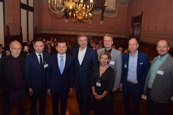 Hatten gute Gespräche beim China-Roundtable: (von links) Karl-Heinz Gerriets, Yanxiu Du, Xiaohui Du, Jürgen Krogmann, Ina Gean, Oliver Pundt und Frank Marschhausen sowie Kai Bölle. Foto: Stadt Oldenburg Acht Personen stehen in einer Reihe: (von links) Karl-Heinz Gerriets, Yanxiu Du, Xiaohui Du, Jürgen Krogmann, Ina Gean, Oliver Pundt und Frank Marschhausen sowie Kai Bölle. Foto: Stadt Oldenburg