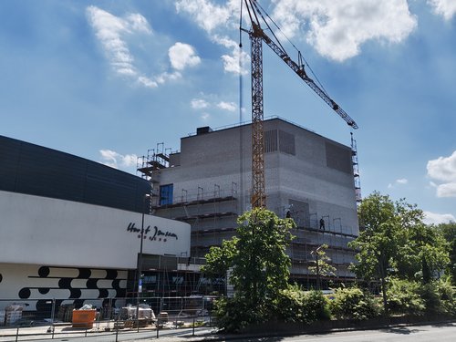 Ein Teil der Fassade ist nun nicht mehr verhüllt: Blick auf die Frontseite des Neubaus zur Straße „Am Stadtmuseum“. Foto: Stadtmuseum Oldenburg Foto: Stadtmuseum Oldenburg