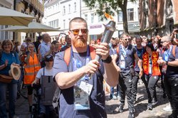 Im Juni 2023 war die Oldenburg Teil der Special Olympics: Sportlerinnen und Sportler aus Nordmazedonien trugen das olympische Feuer vom Alten Rathaus zum Marschwegstadion, wo ein großes inklusives Sportfest ausgerichtet wurde. Foto: Sascha Stüber