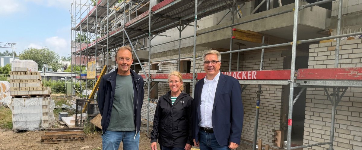 Oberbürgermeister Jürgen Krogmann (rechts) mit Stefan Scheper und Alexandra Mendel vom zuständigen Architektenbüro Sosath Scheper vor dem Neubau der Wohnungen der Klävemann-Stiftung. Foto: Stadt Oldenburg