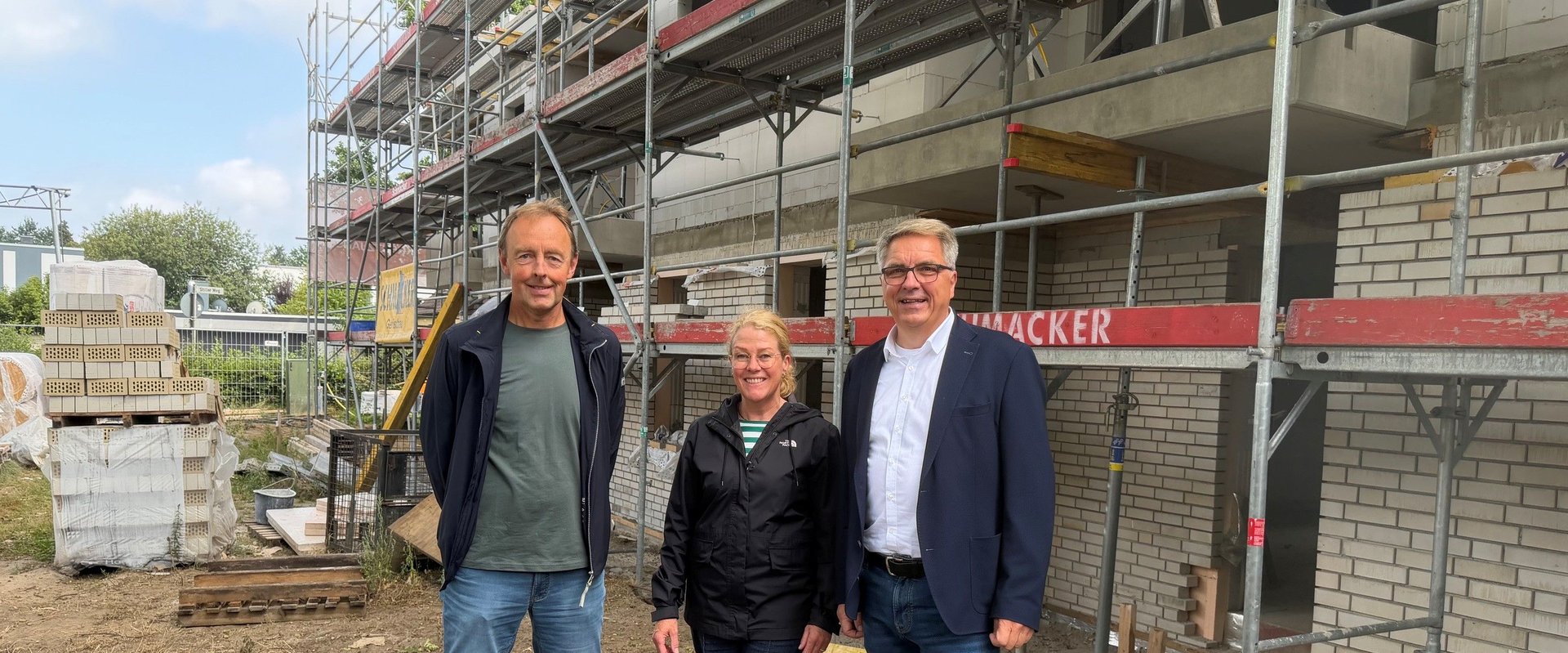 Oberbürgermeister Jürgen Krogmann (rechts) mit Stefan Scheper und Alexandra Mendel vom zuständigen Architektenbüro Sosath Scheper vor dem Neubau der Wohnungen der Klävemann-Stiftung. Foto: Stadt Oldenburg