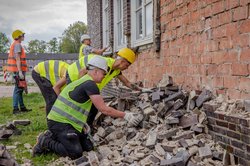 Die alten Vollziegel werden beim Abbruch der Truppenküche geborgen und zur weiteren Prüfung auf dem Fliegerhorst gelagert. Foto: Stadt Oldenburg