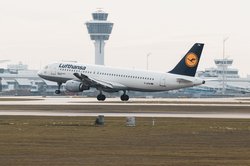 Maschine der Lufthansa auf einem Flughafen. Foto: Dominic Wunderlich/Pixabay