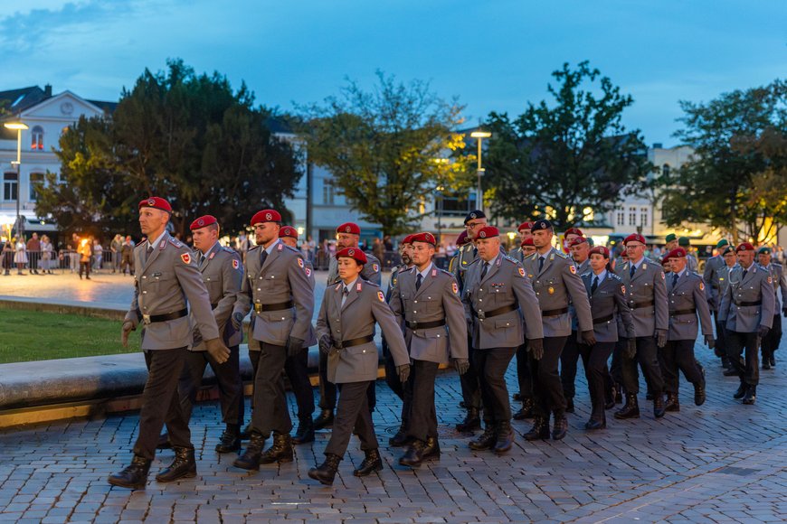 Soldatinnen und Soldaten marschieren. Foto: Sascha Stüber
