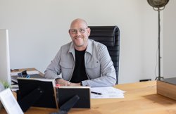 Unternehmer Thomas Schoon zog innerhalb des Gewerbegebiets Tweelbäke um und gründete gleich noch eine zweite Firma. Foto: Bonnie Bartusch