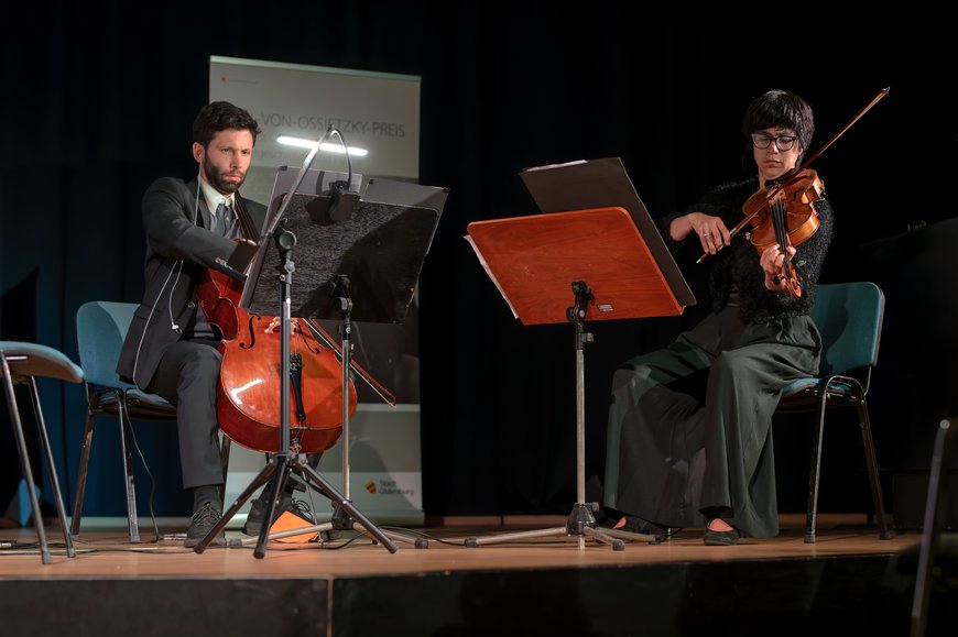 Alice und Petro Vaz (Ensemble Ars Moderna) spielen auf Instrumenten die Uraufführung des Kompositionspreises. Foto: Izabella Mittwollen